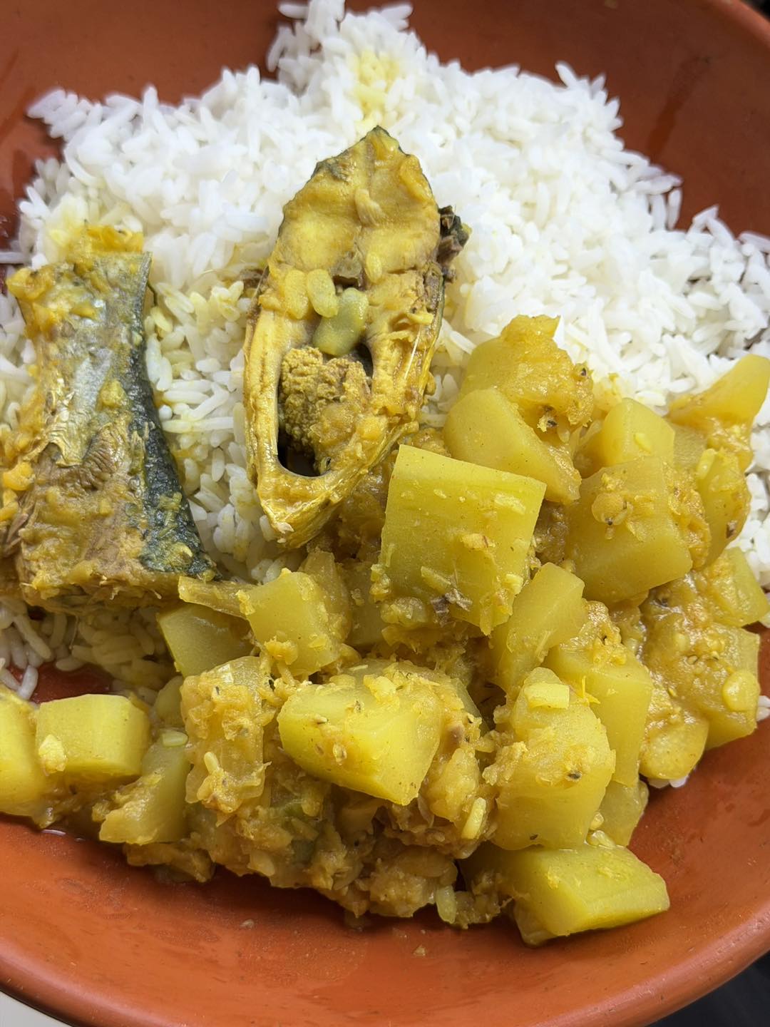 আজ দুপুরে ছোট ইলিশ দিয়ে লাউ তরকারি খেলাম। সাথে জিরাশাইল চিকন চালের ভাত। এই চাল আমাদের কাছে পাবেন।
