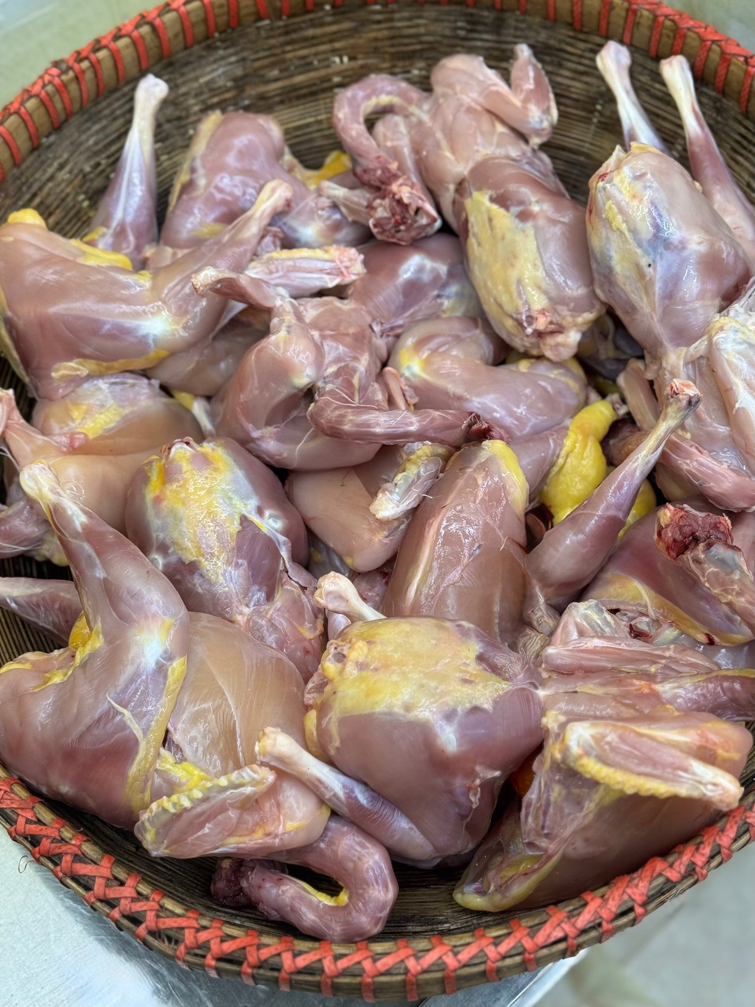 গ্রামের দেশি মুরগি (ডিমপাড়া তেলওয়ালা) লাইভ ওয়েট ৯০০/৯৫০গ্রাম সাইজ