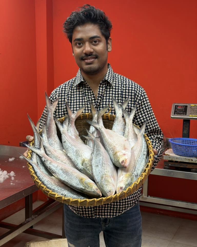চাঁদপুরের লোকাল ইলিশ- ৪০০/৫০০ গ্রাম সাইজ অফার প্রাইস পারকেজি ২০৮০/-
