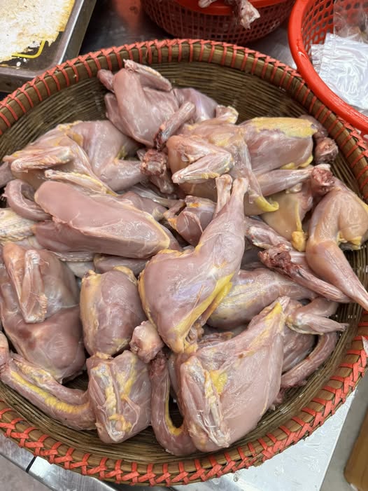 গ্রামের দেশি রাতা মোরগ লাইভ ওয়েট ৯০০/৯৫০গ্রাম সাইজ