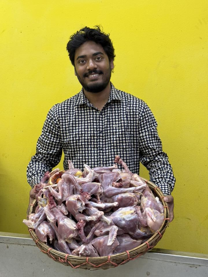 গ্রামের দেশি মুরগি লাইভ ওয়েট ৯০০/৯৫০গ্রাম সাইজ